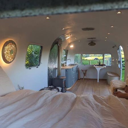 Airstream, Vintage American Caravan & Hottub Ашбъртън Екстериор снимка