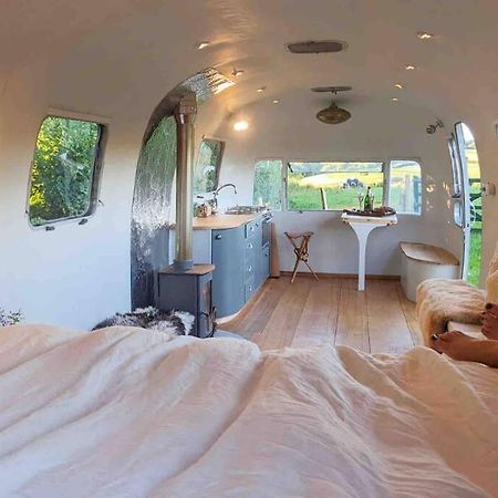 Airstream, Vintage American Caravan & Hottub Ашбъртън Екстериор снимка