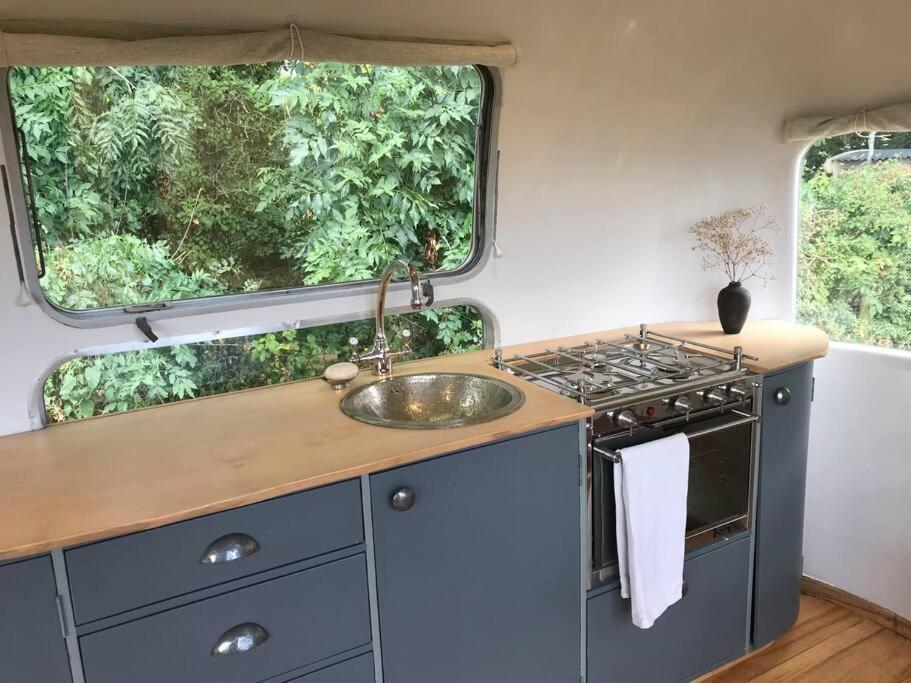 Airstream, Vintage American Caravan & Hottub Ашбъртън Екстериор снимка