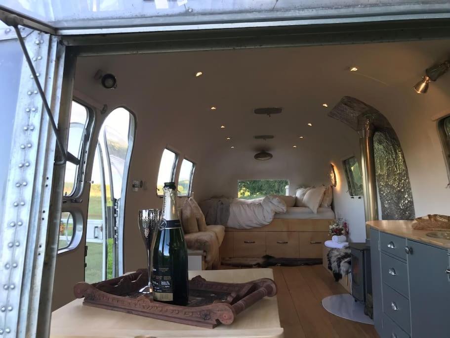Airstream, Vintage American Caravan & Hottub Ашбъртън Екстериор снимка