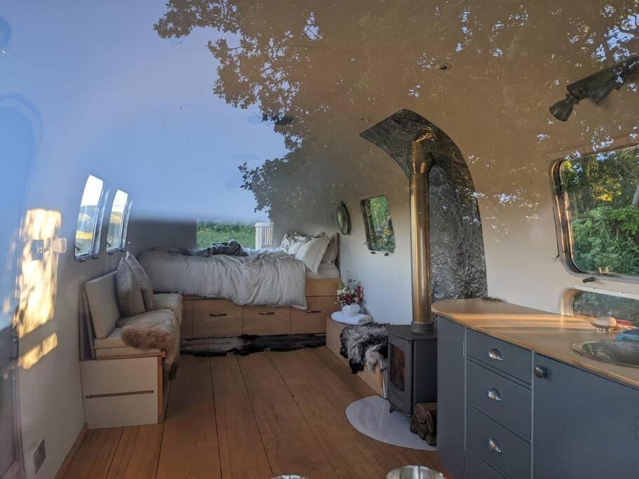 Airstream, Vintage American Caravan & Hottub Ашбъртън Екстериор снимка