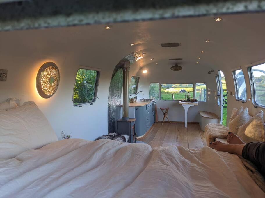 Airstream, Vintage American Caravan & Hottub Ашбъртън Екстериор снимка