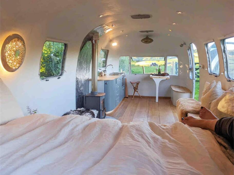 Airstream, Vintage American Caravan & Hottub Ашбъртън Екстериор снимка