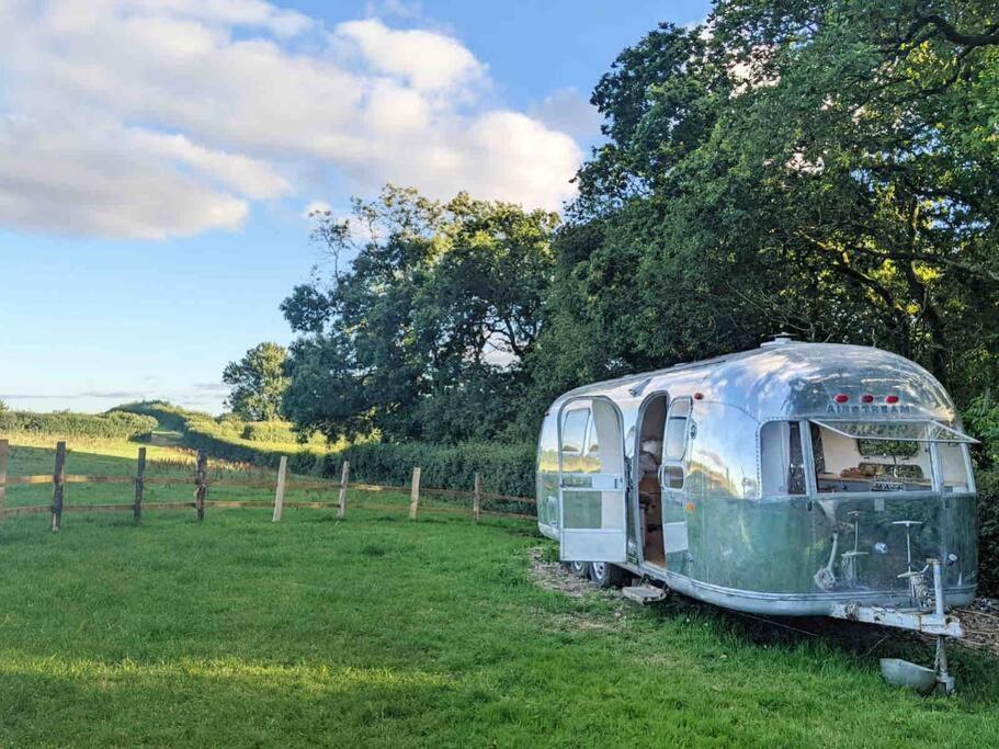 Airstream, Vintage American Caravan & Hottub Ашбъртън Екстериор снимка