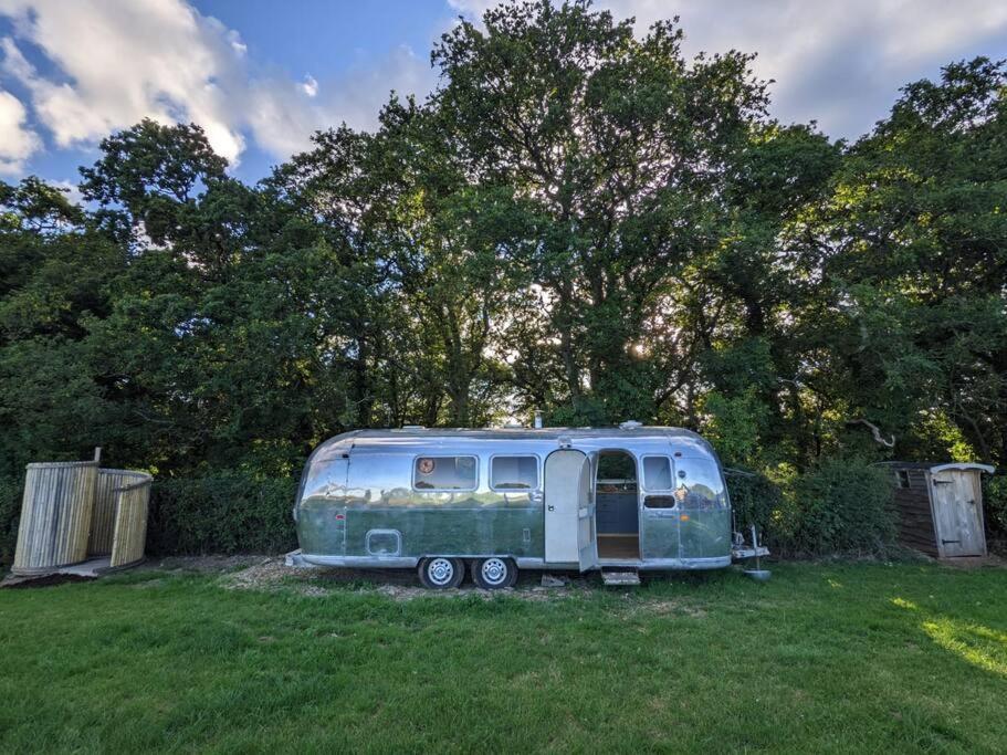 Airstream, Vintage American Caravan & Hottub Ашбъртън Екстериор снимка