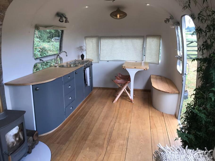 Airstream, Vintage American Caravan & Hottub Ашбъртън Екстериор снимка